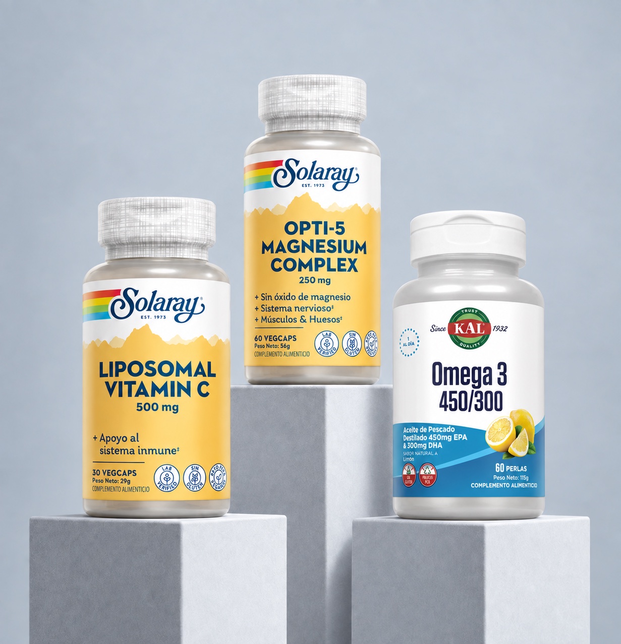 Vitamina C Liposomal y Opti-5 Magnesium Complex de Solaray y Omega 3 450/300 de KAL sobre pedestales
