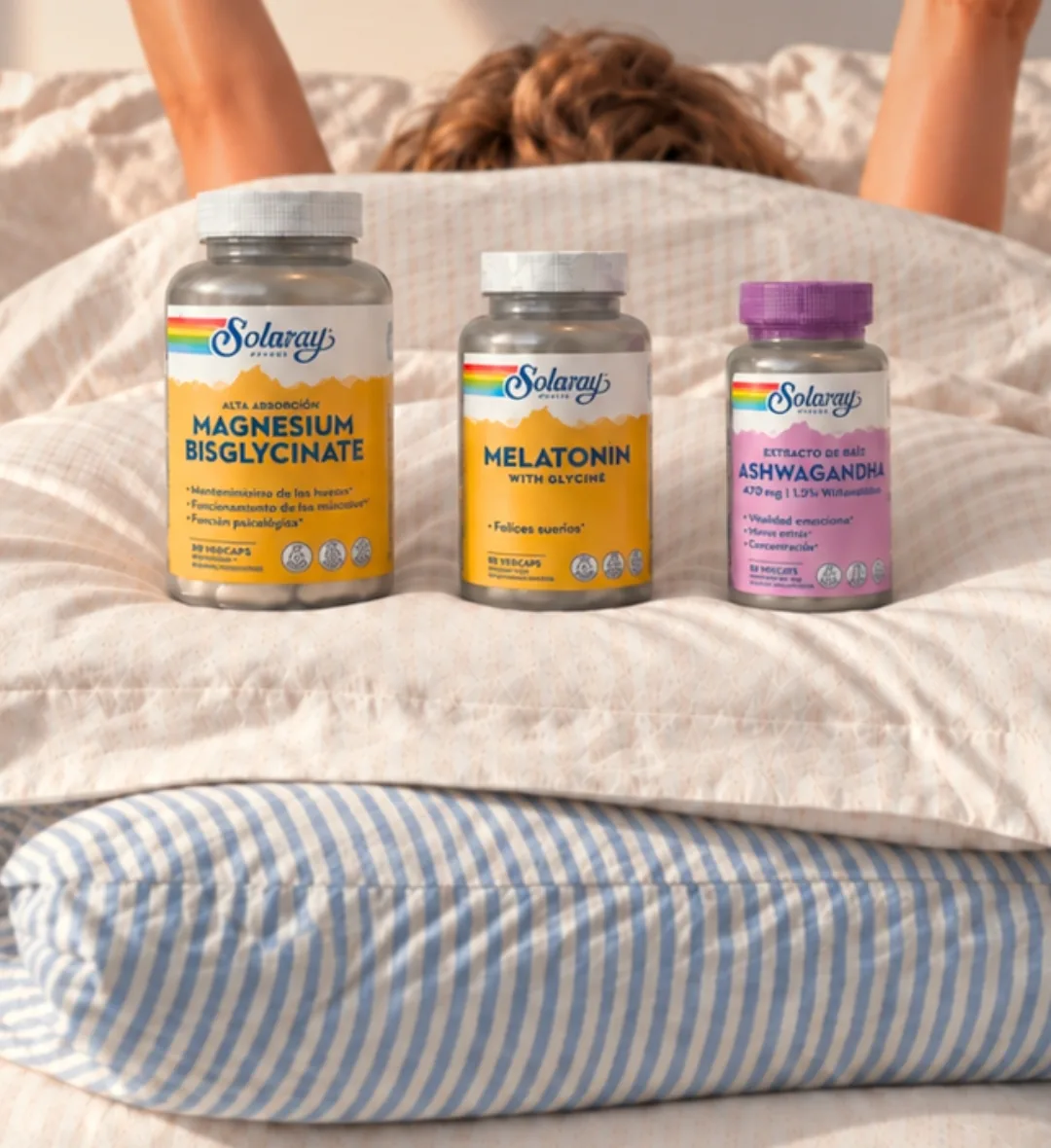 Magnesium Bisglycinate, Melatonin with Glycine y Ashwagandha de Solaray sobre una cama