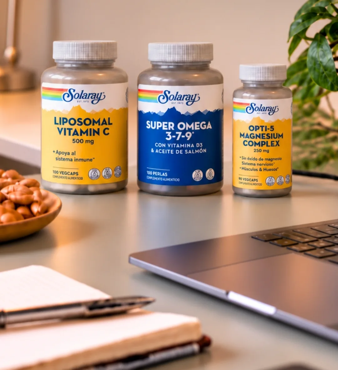 Vitamina C Liposomal, Opti-5 Magnesium Complex y Omega 3 450/300 sobre un escritorio